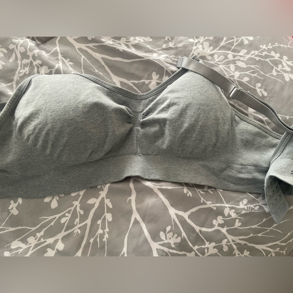 Like new only worn 2 times. 
Nursing bra size medium